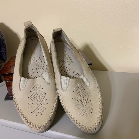 Karen Scott Shoes - Karen Scott softsteps cream leather size  6 1/2